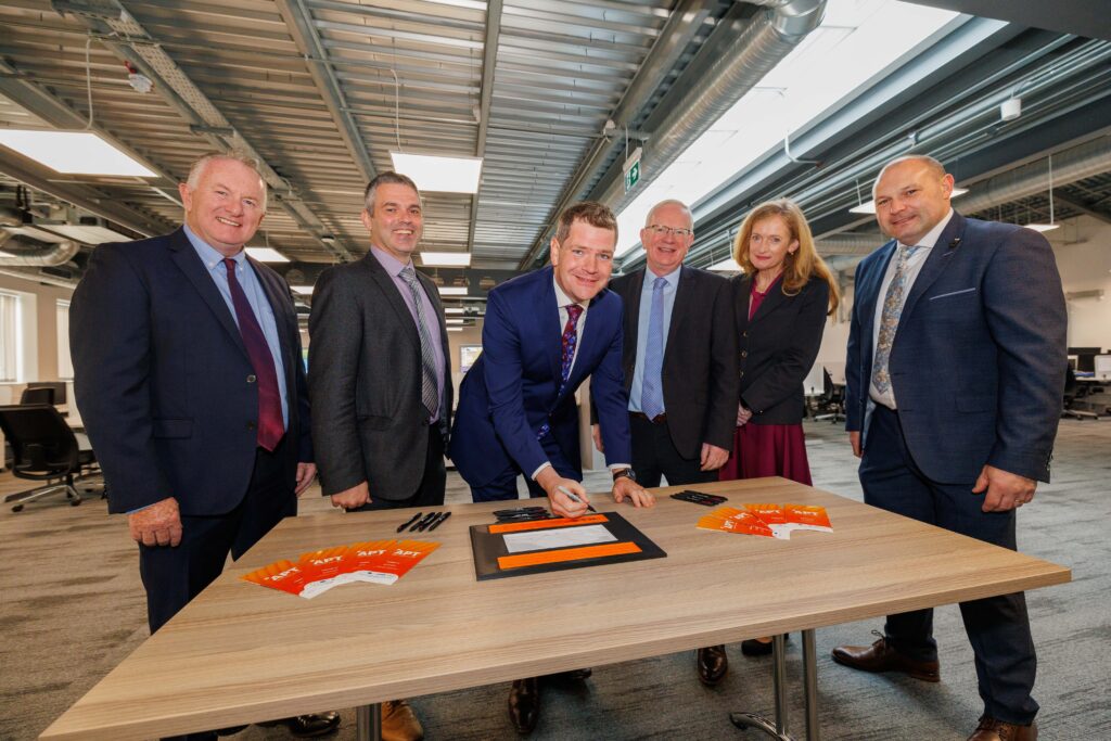 Pictured: Minister Peter Burke signing a bespoke polymer print of the new APT facility in TUS Athlone. Photo: Jeff Harvey.
